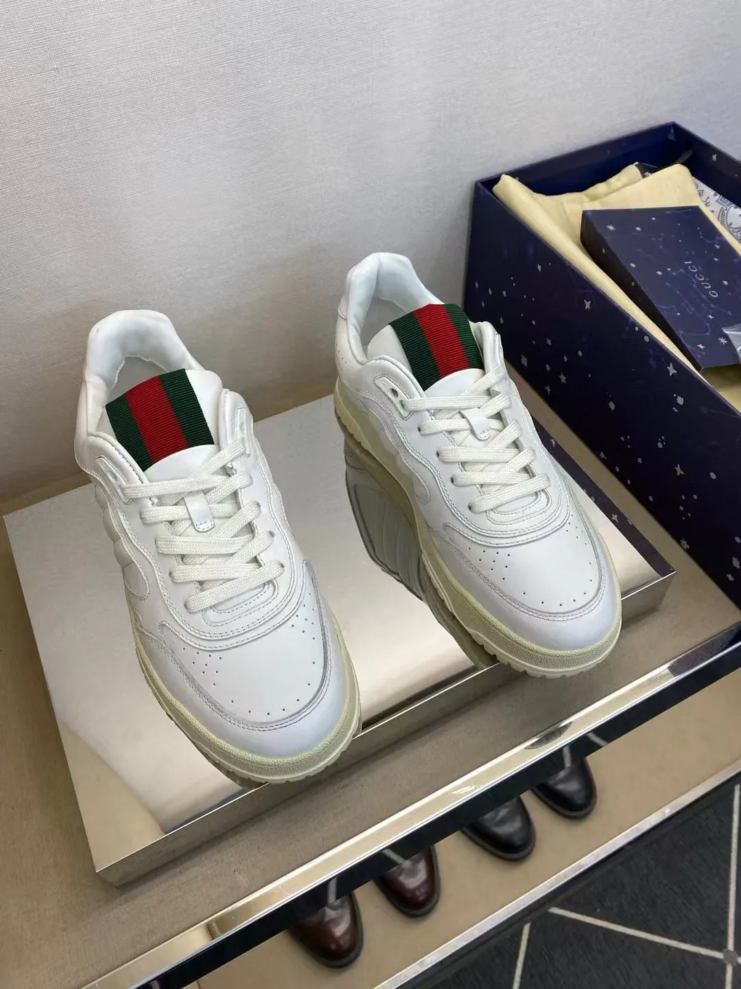 Factory price: 420💰Gucci new men's shoes GUCCI [Lightning] latest shoes are shipped. Original quality, fashionable, made of special materials, sheepskin lining, brand new packaging. The foot feels super comfortable and the workmanship is impeccable. Size: Men's 38-44, customized 45